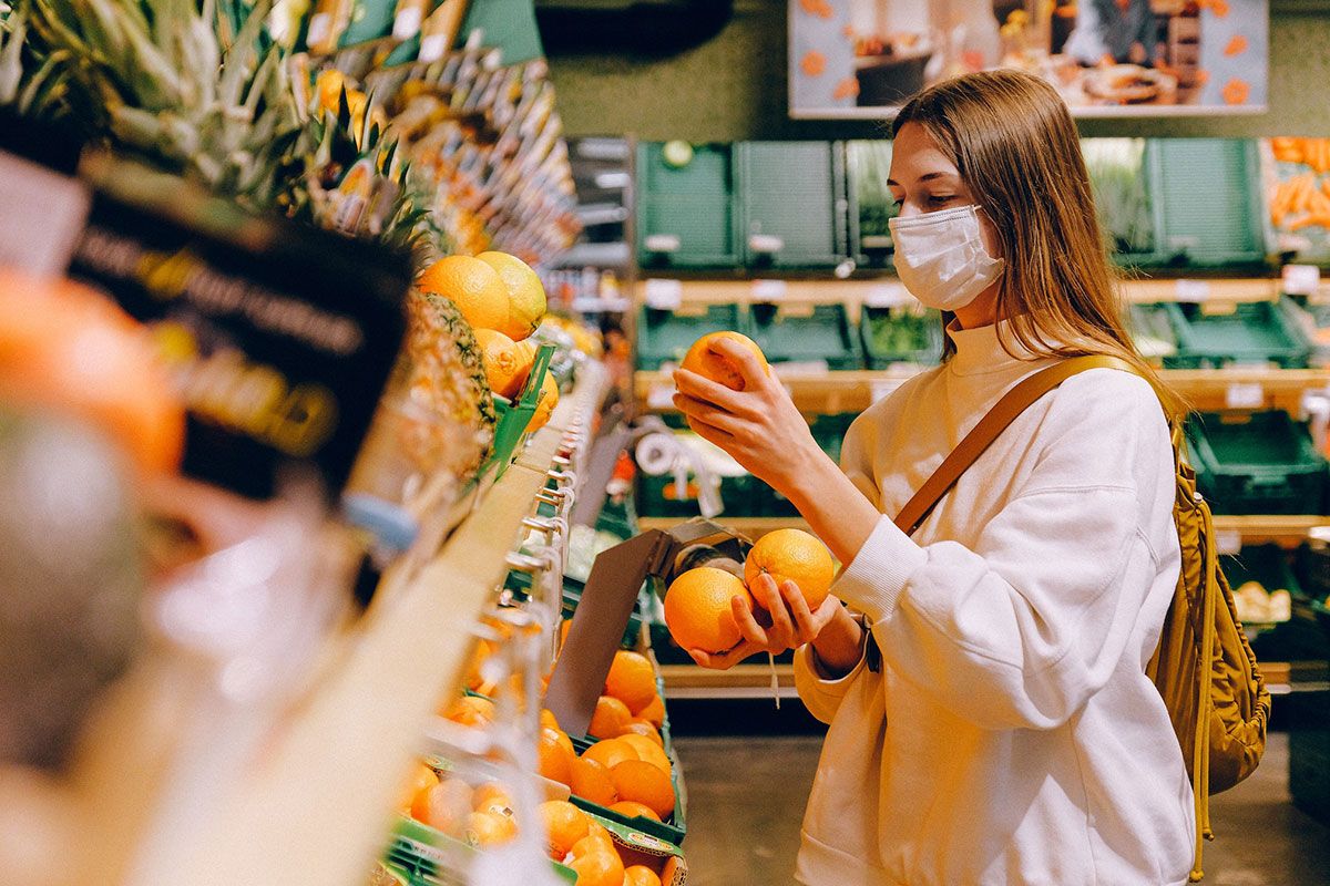 
                Frau mit einer Hygienemaske im Supermarkt beim Einkaufen
                              